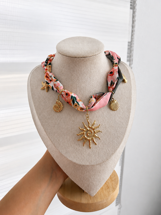Collar pañuelo con charms - rosa y verde - dorado