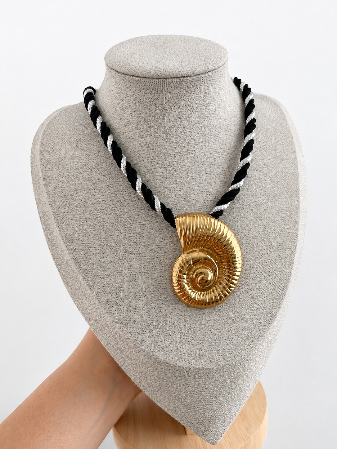 Collar trenzado - estrella de mar, caracol, sol - dorado