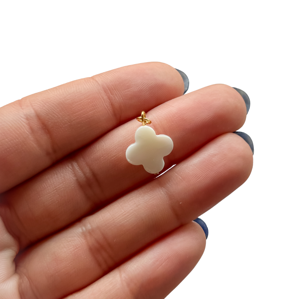 Charm trébol - dorado y blanco