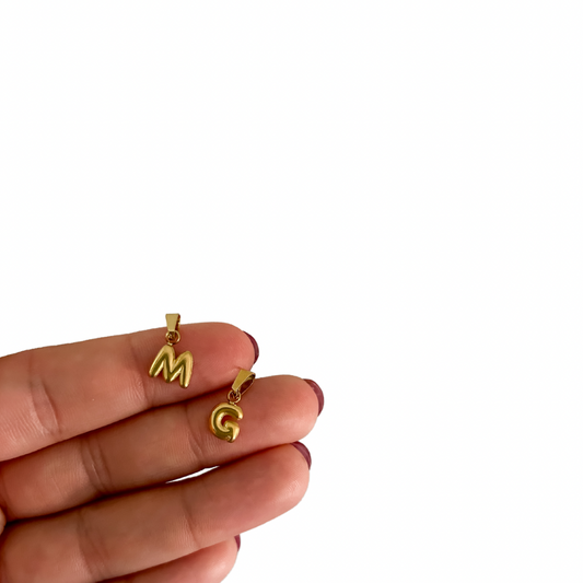 Charm inicial - letras A a Z - dorado