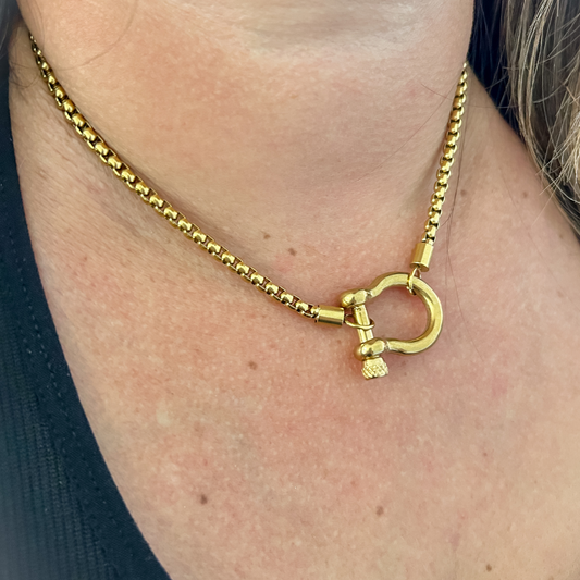 Collar dorado - cierre frontal