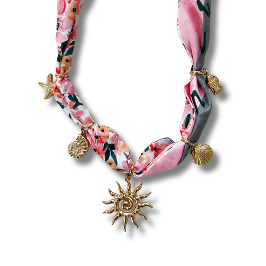 Collar pañuelo con charms - rosa y verde - dorado