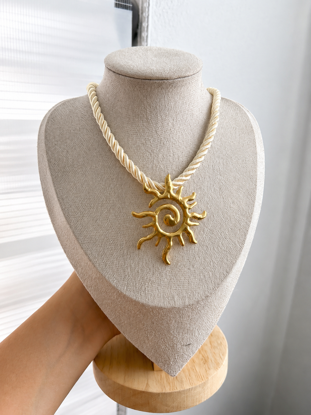 Collar trenzado - estrella de mar, caracol, sol - dorado