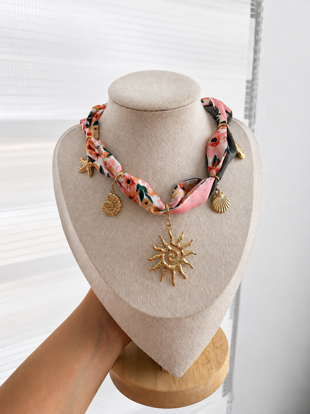 Collar pañuelo con charms - rosa y verde - dorado