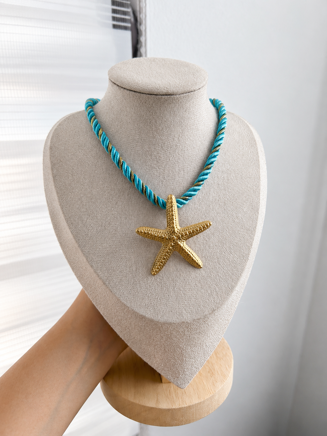 Collar trenzado - estrella de mar, caracol, sol - dorado