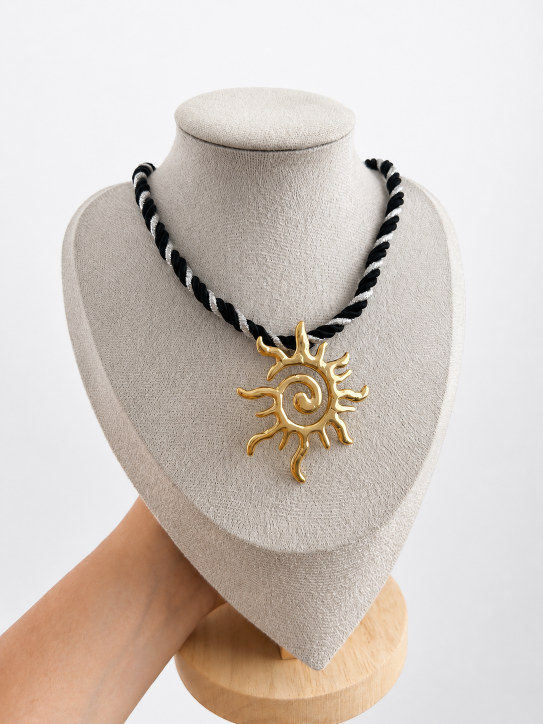 Collar trenzado - estrella de mar, caracol, sol - dorado