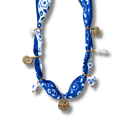 Collar pañuelo con charms - azul - dorado