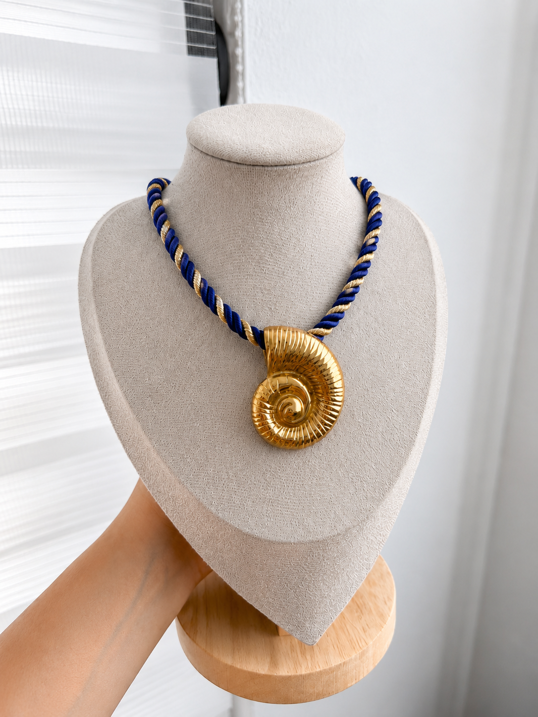 Collar trenzado - estrella de mar, caracol, sol - dorado