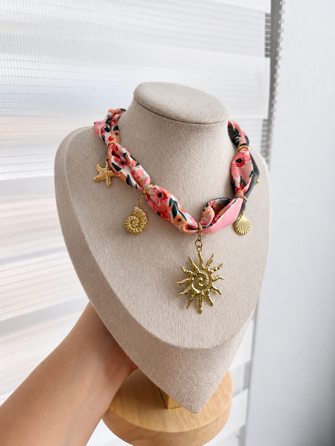 Collar pañuelo con charms - rosa y verde - dorado