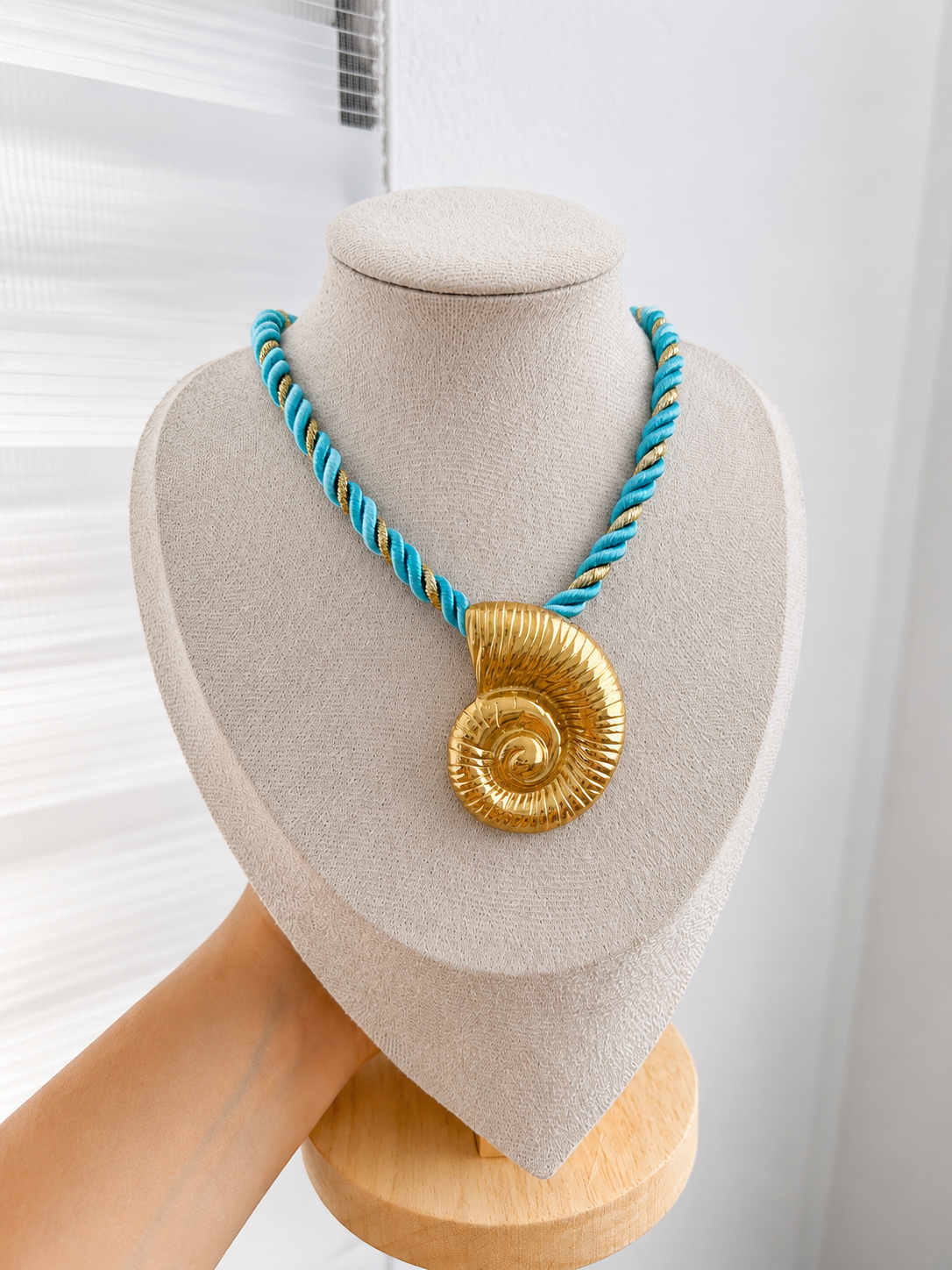 Collar trenzado - estrella de mar, caracol, sol - dorado