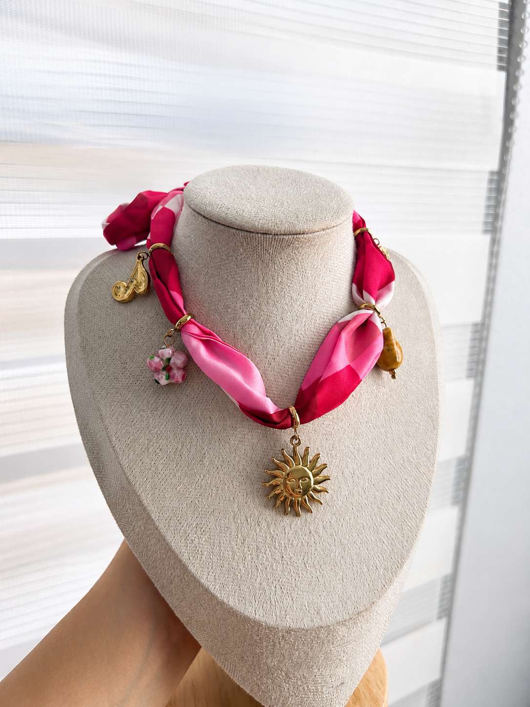 Collar pañuelo con charms - rosa - dorado