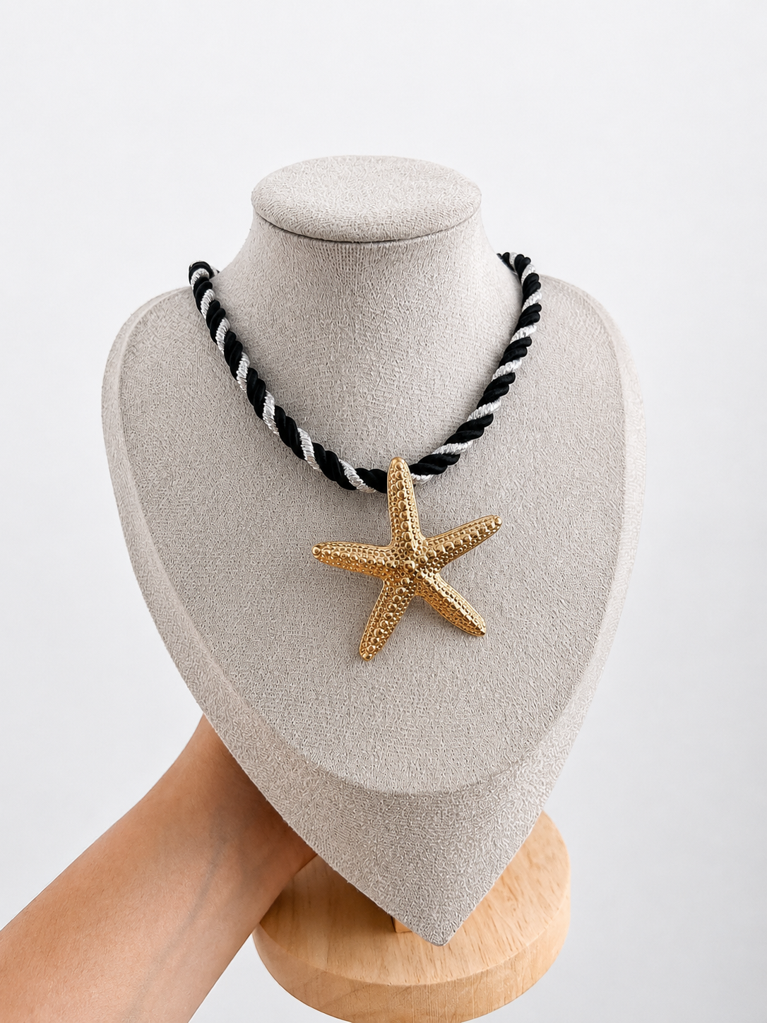 Collar trenzado - estrella de mar, caracol, sol - dorado