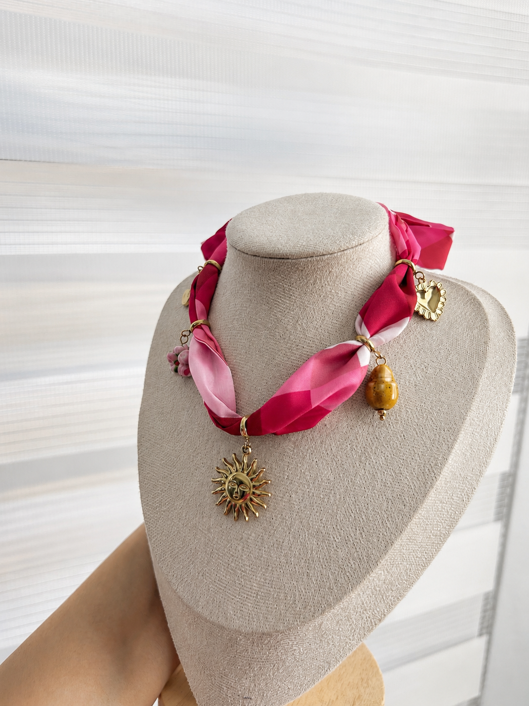 Collar pañuelo con charms - rosa - dorado