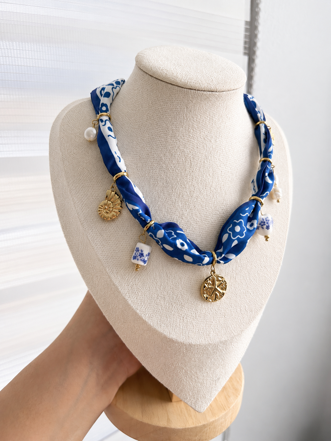 Collar pañuelo con charms - azul - dorado