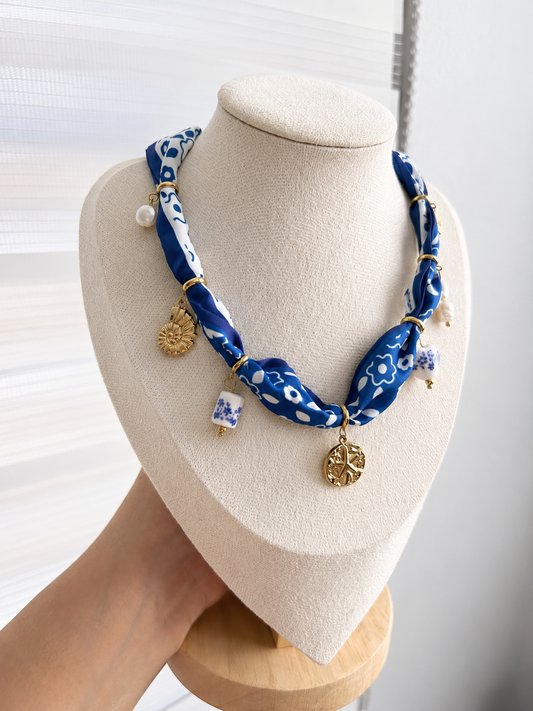 Collar pañuelo con charms - azul - dorado