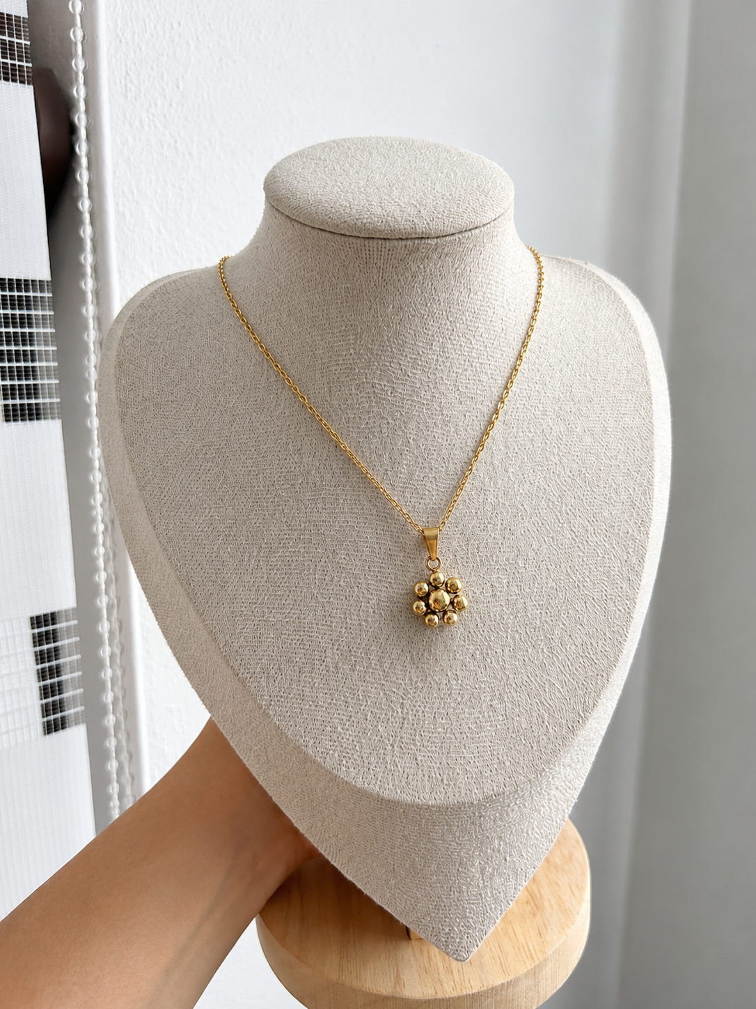 Collar flor bolitas - dorado