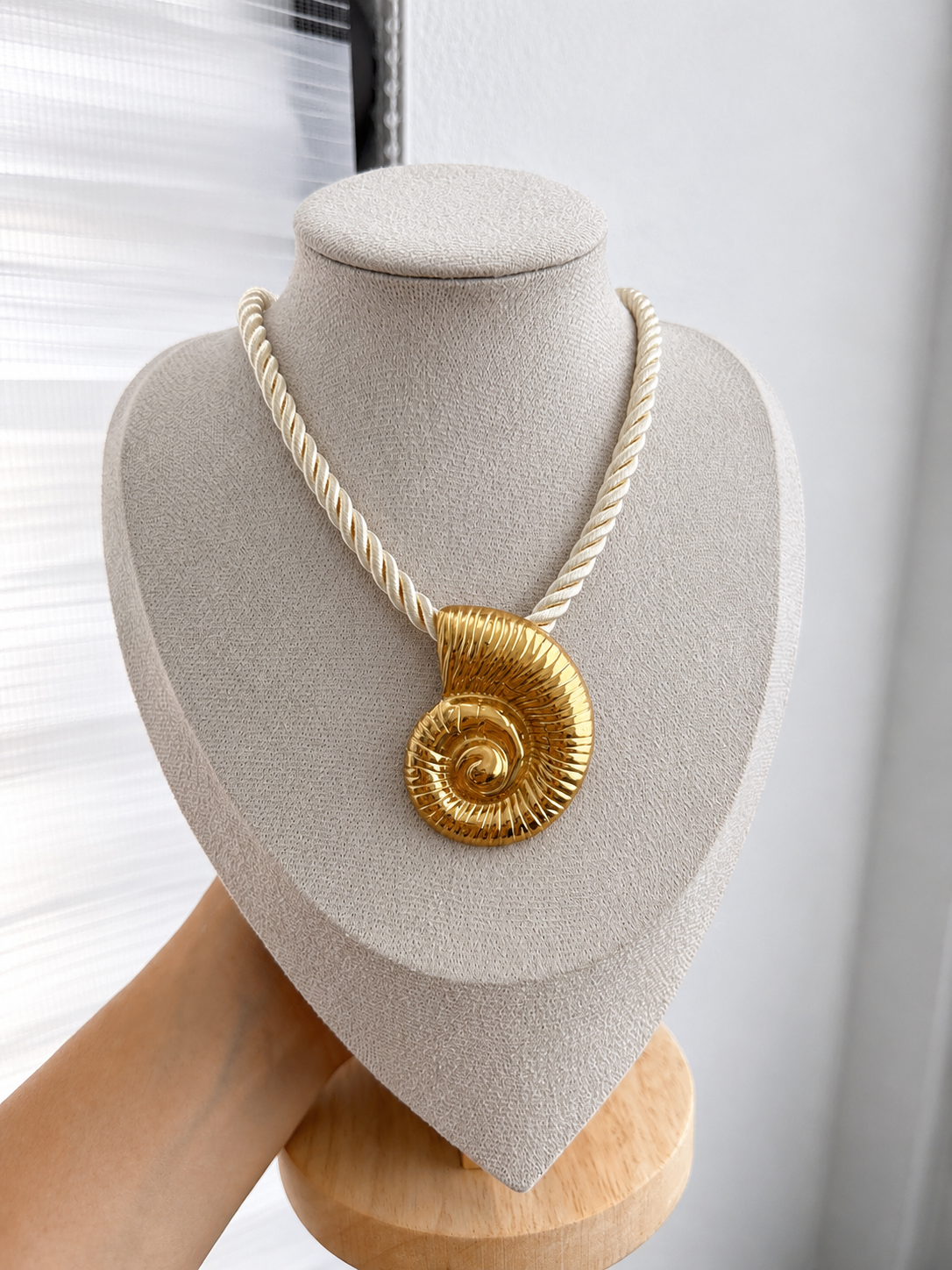 Collar trenzado - estrella de mar, caracol, sol - dorado