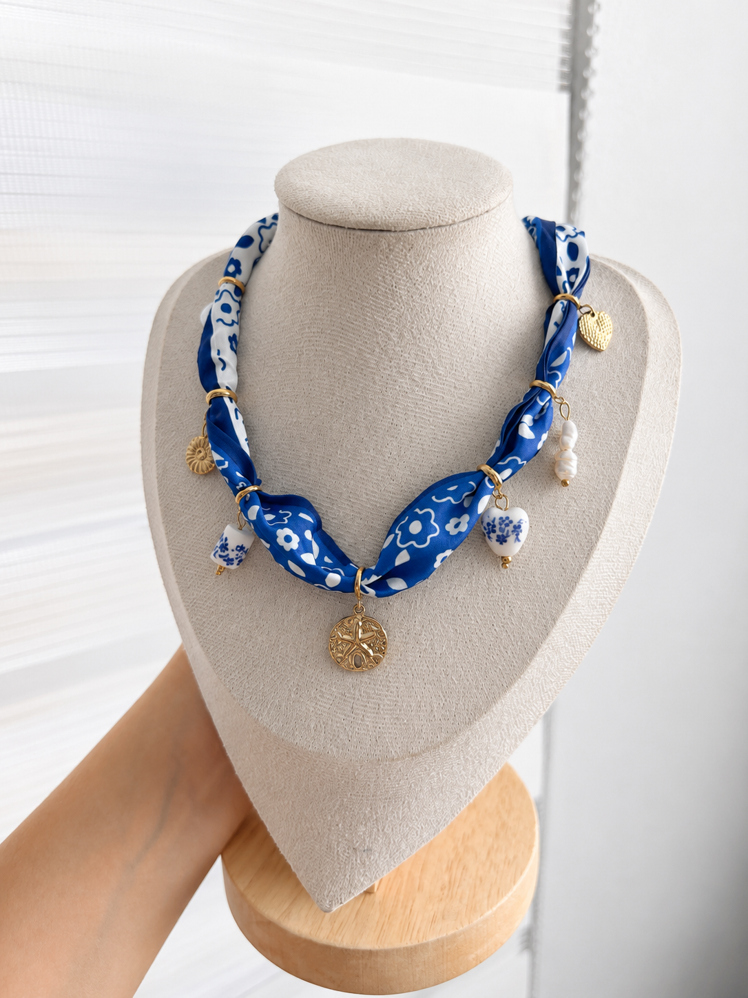 Collar pañuelo con charms - azul - dorado